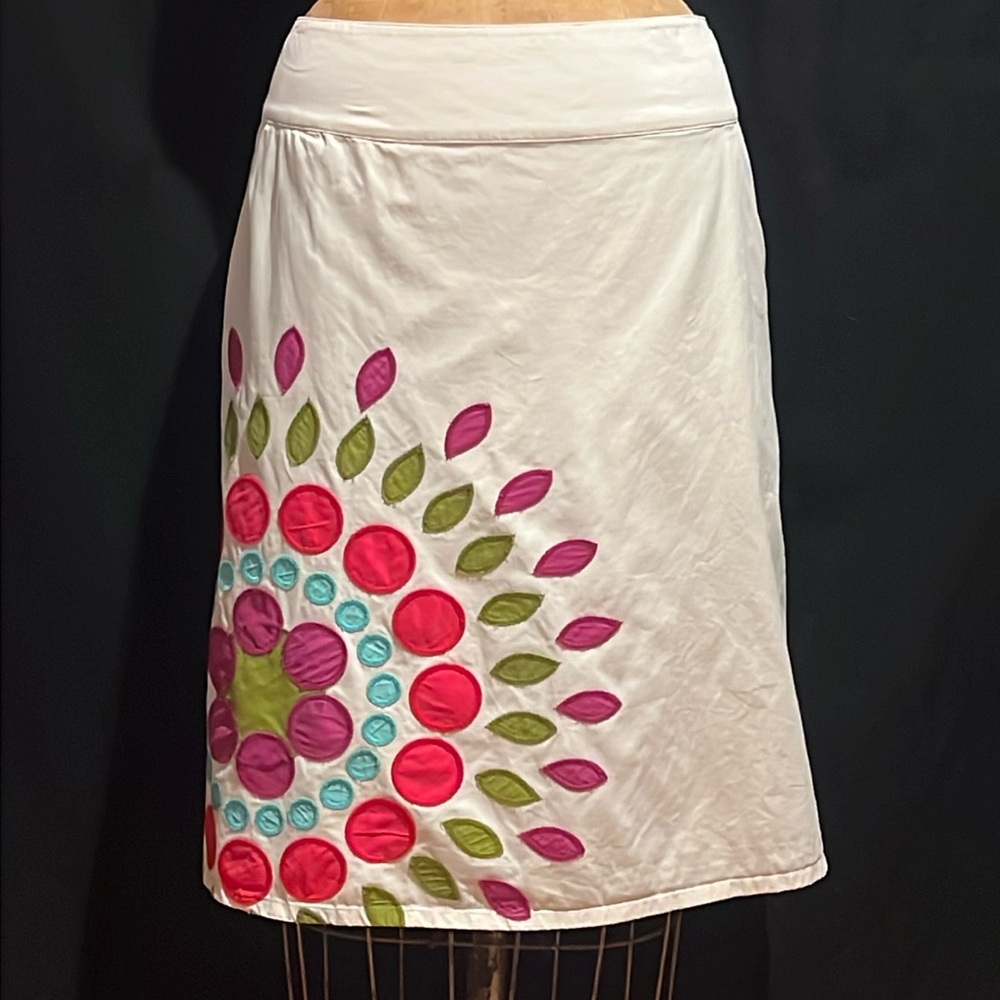 Boden A-line cotton skirt w/flower appliqué on front/sidewalk/pockets/tiny flaws
